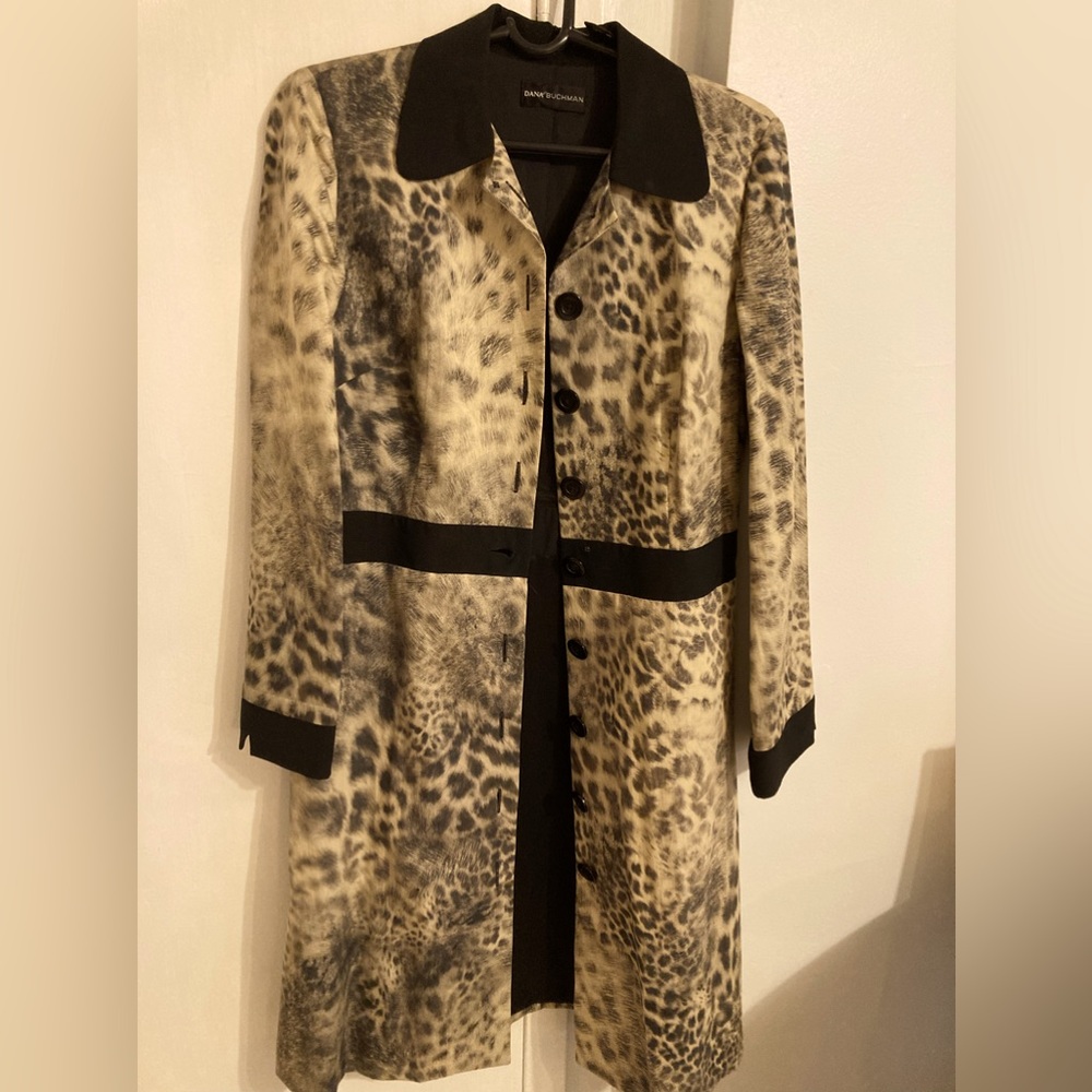 Dana Buchanan lite coat jacket in exquisitely design animal print
